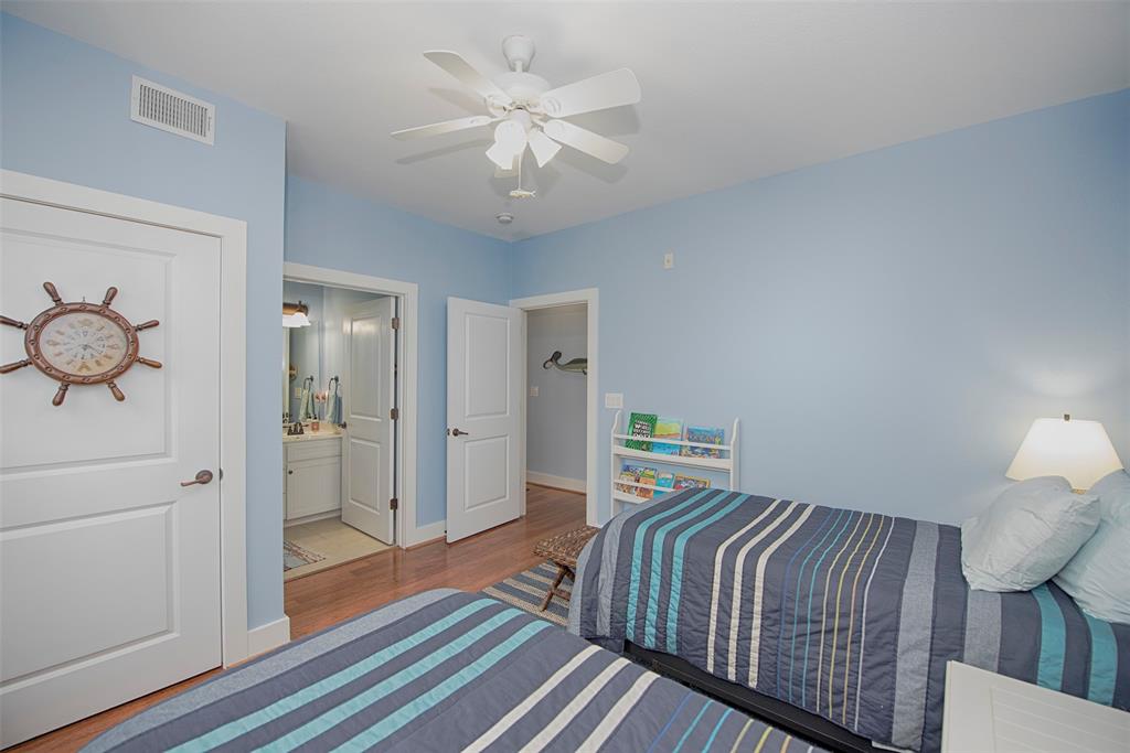 Back bedroom showing ensuite bath and book nook