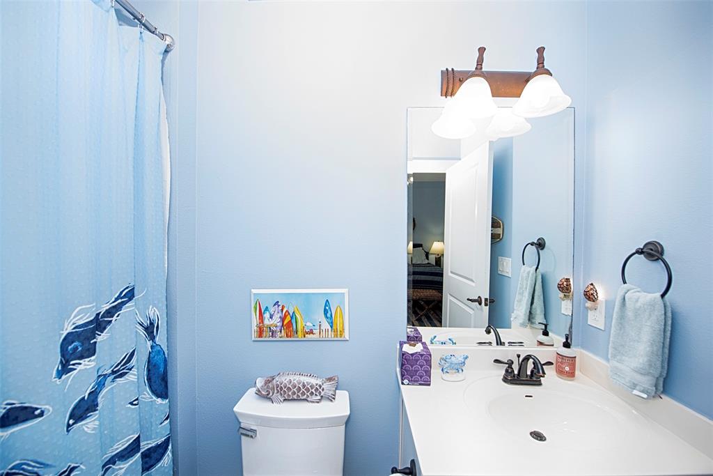 Coastal ensuite bathroom for the twin-bed back bedroom