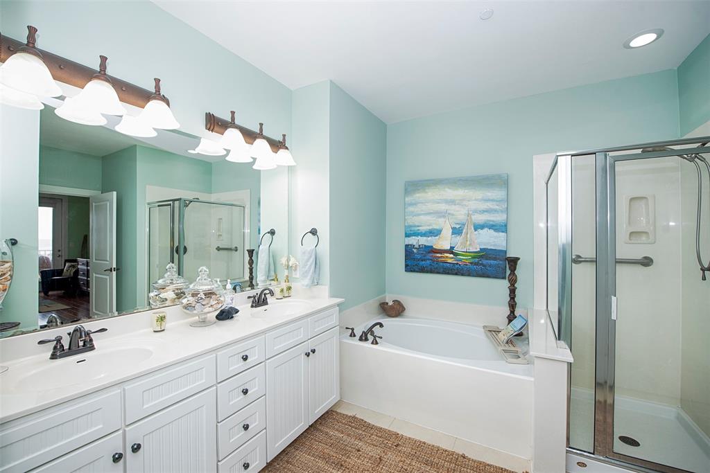 Master bathroom with double vanity, soaking tub and walk-in shower